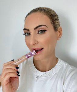 Christina Maria Kyriakidou Tarte Shape Tape Concealer Secrets in Beauty